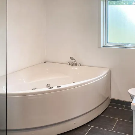 4 Bedroom Amazing In Casa de Férias