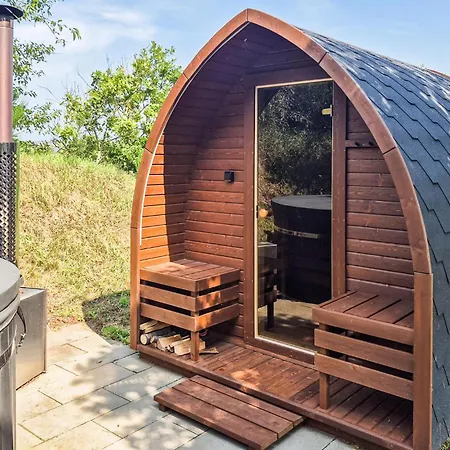 4 Bedroom Amazing In Сasa de vacaciones Skjern