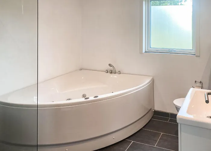 4 Bedroom Amazing In Casa de Férias
