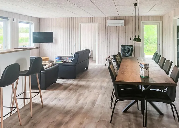 4 Bedroom Amazing In Casa de Férias *